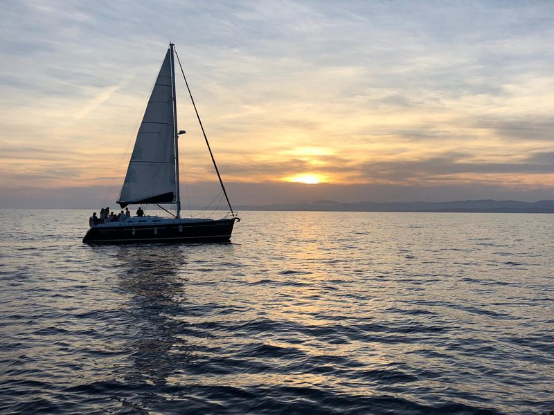 Tour privado en velero por la costa de Barcelona y Sitges